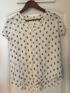 Old Navy White Boho Print Blouse – Short Sleeve V-Neck – Size M